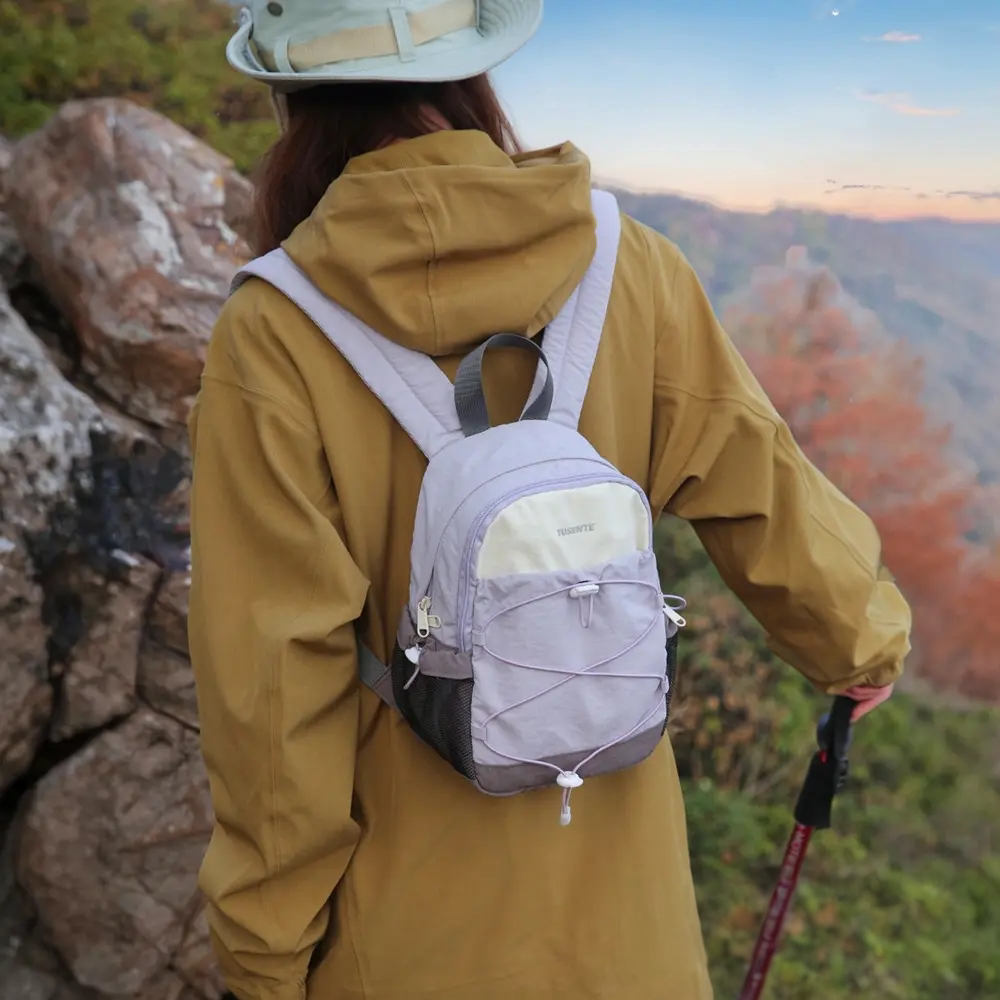 户外轻量迷你防水登山双肩包