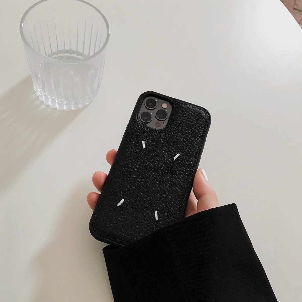 MARGIELA风格适用苹果16手机壳15简约13黑色皮质16promax小众设计iPhone15promax全包软壳