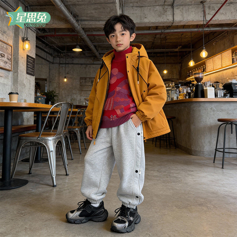 男童冬装三件套黄色冲锋衣红色印花毛衣灰色束脚卫裤加厚保暖套装