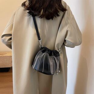 韩里韩气的包包韩版时尚小众百搭女包流苏水桶包轻奢包包2025新款