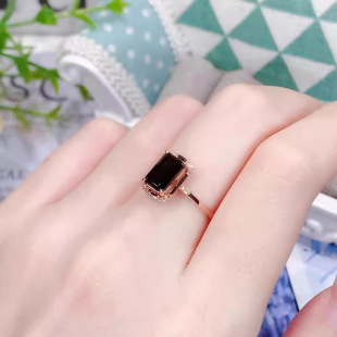 镶钻绿宝石礼物厂家直销 绿碧玺戒指女款 本命年小长条个性 时尚