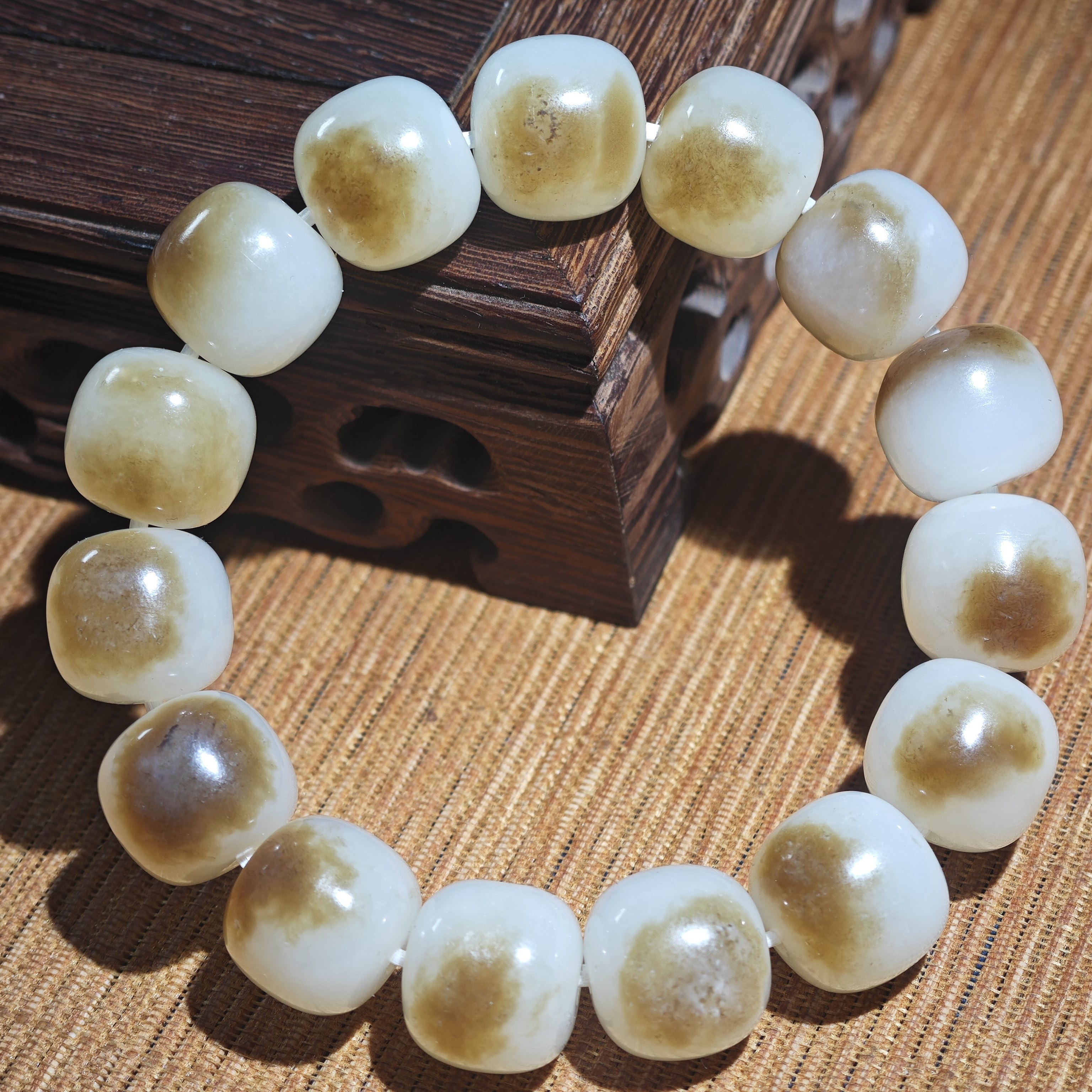 新疆和田玉且末糖白玉13*14mm老型珠手串天然红糖白肉高油高润