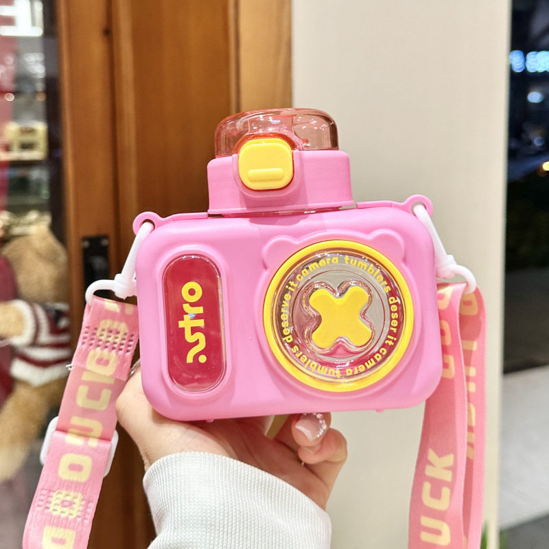 夏季新款儿童相机水杯高颜值女生可爱塑料吸管杯子男孩水壶上学用