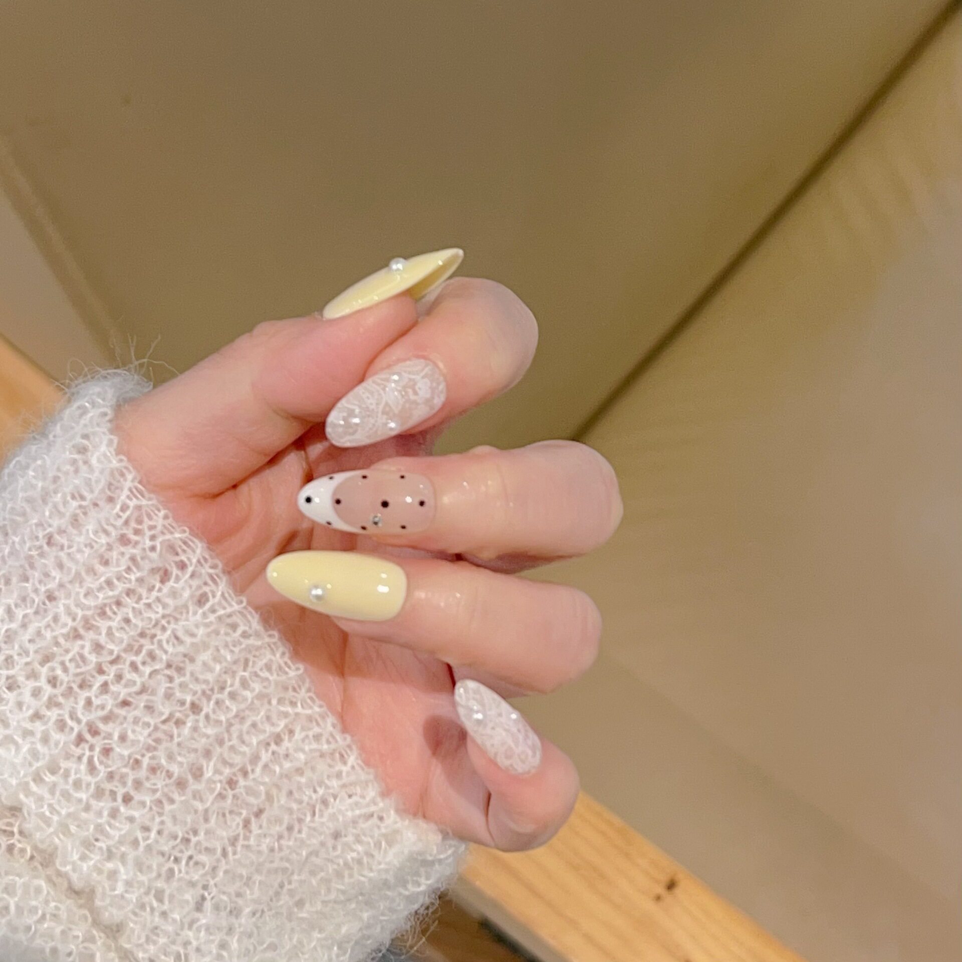 【蕾丝曲奇】纯手工穿戴甲纯欲奶黄可爱波点蕾丝短款明艳美甲贴片