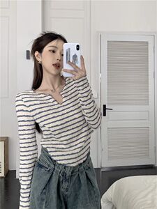 胖mm条纹v领长袖t恤女早秋季大码300斤修身显瘦辣妹短款上衣ins潮