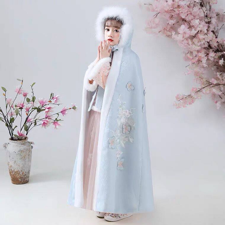 女童秋季汉服洋气斗篷中