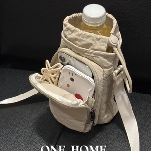 多巴胺可斜挎水杯包2025新款外出遛弯便携大容量手机包防水水壶包