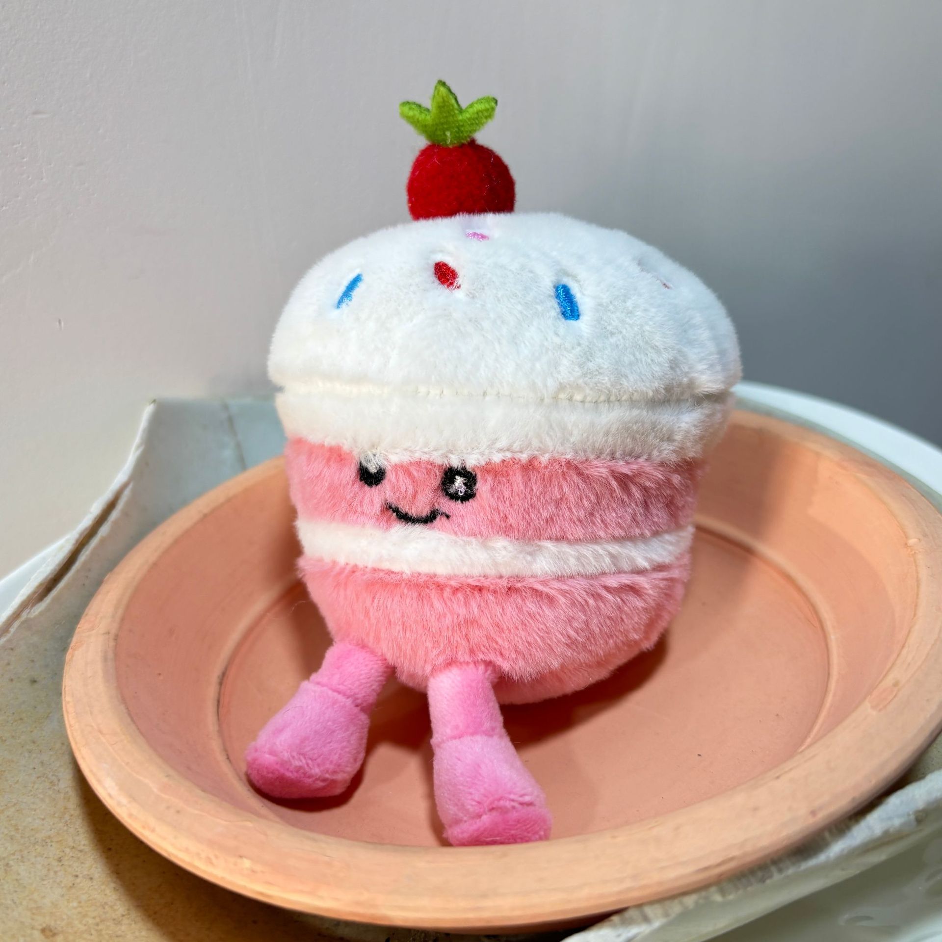 现货萌趣草莓蛋糕毛绒玩具可爱玩偶公仔安抚陪睡布娃娃挂件送女友