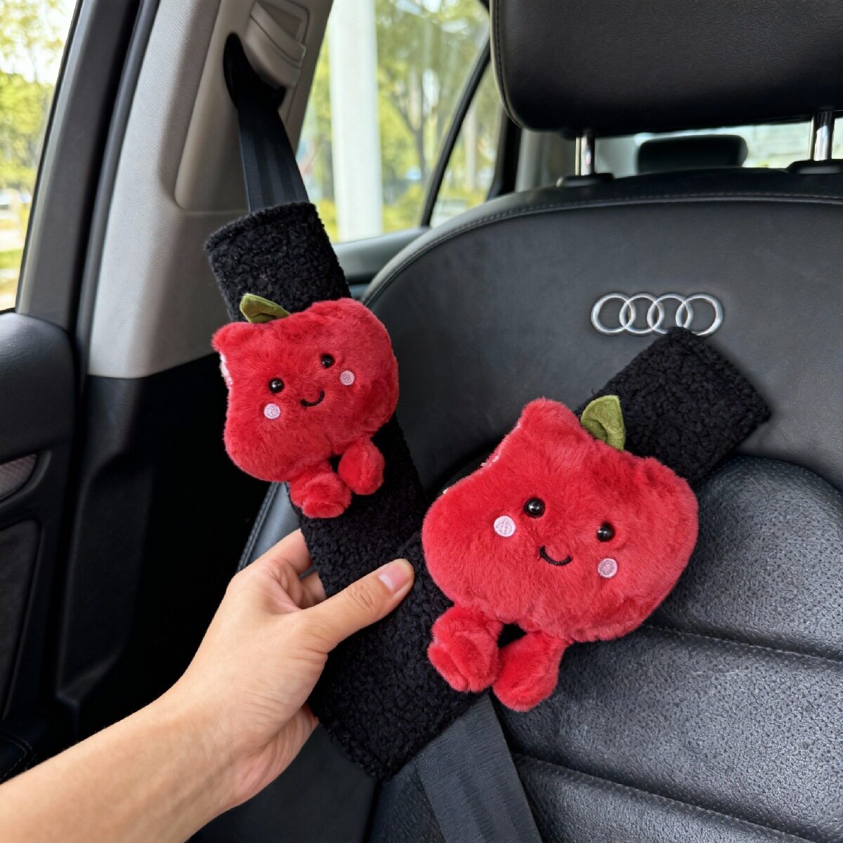 新款创意安全带毛绒套可爱一口红苹果公仔娃娃车载装饰玩偶护肩