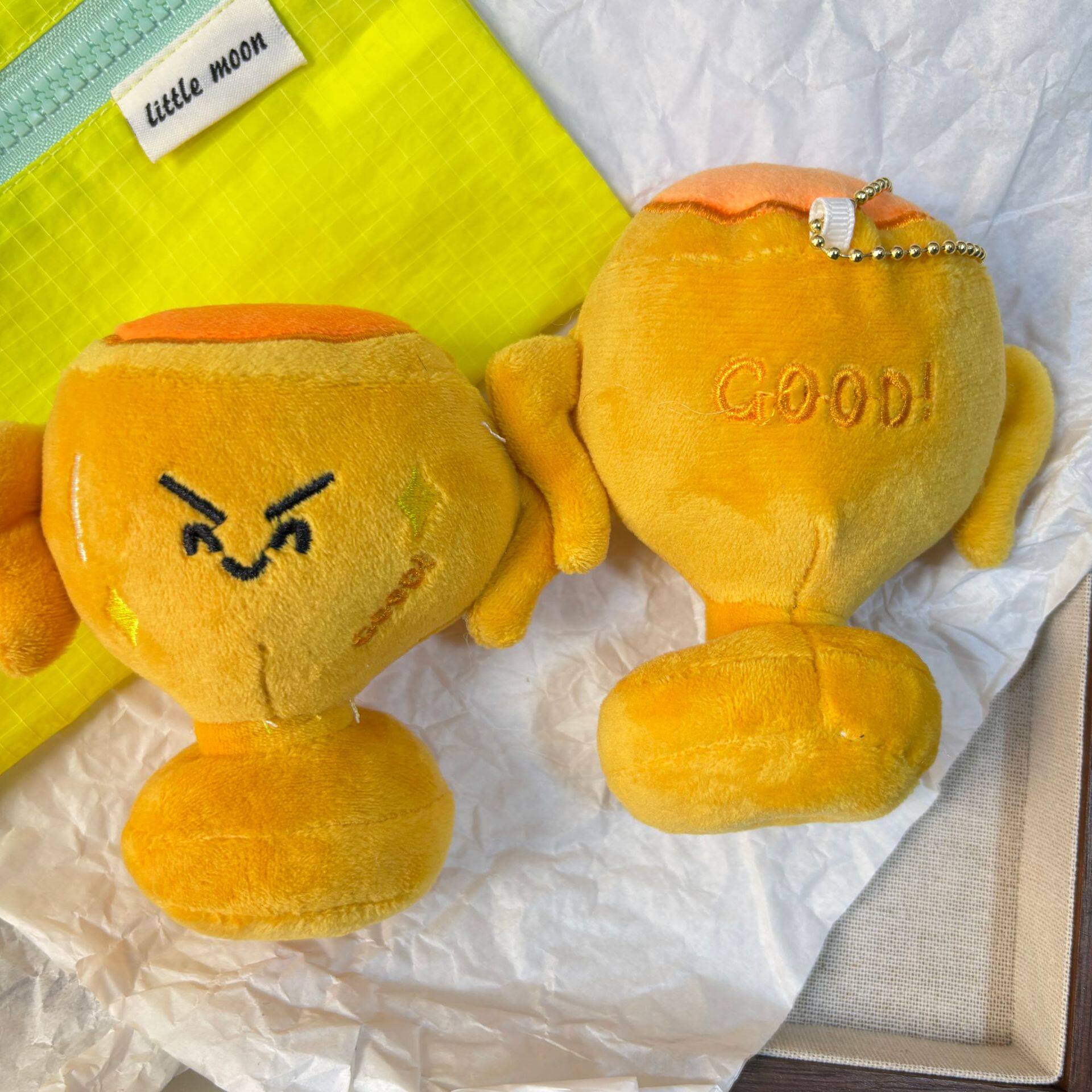 现货萌趣创意胜利奖杯毛绒玩具必胜奖杯奖座包挂件公仔玩偶挂饰女图片