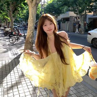 海边度假黄色不规则吊带连衣裙女小个子多巴胺蓬蓬裙短裙夏季 法式