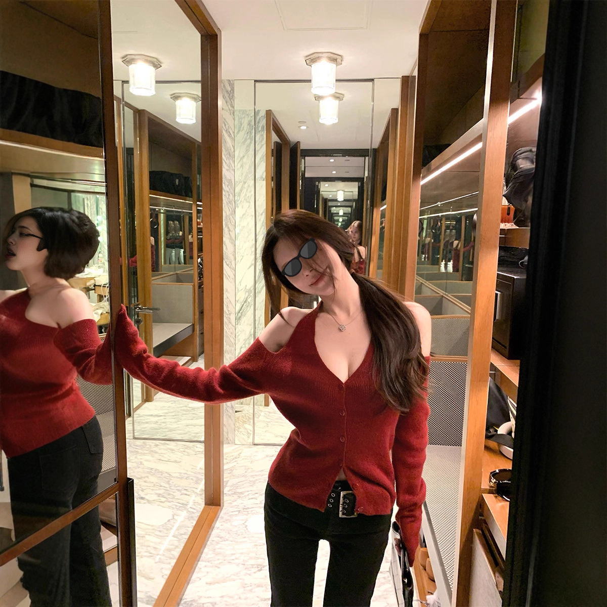 titi小姐姐【微醺恋人】针织开衫女秋冬挂脖V领显瘦露肩打底上衣