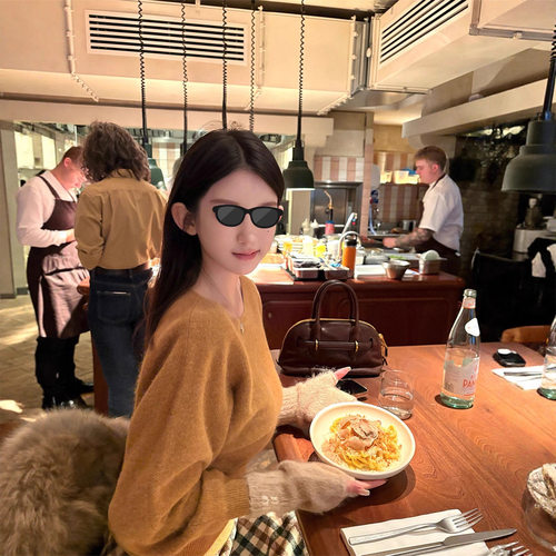 早安樊樊「浣熊绒云朵毛衣」慵懒氛围感船领收腰感绒针织上衣女冬