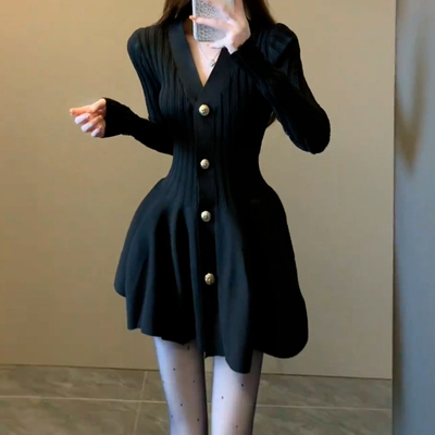 小香风针织连衣裙女小个子收腰显瘦V领金属扣花苞裙秋冬黑色裙子