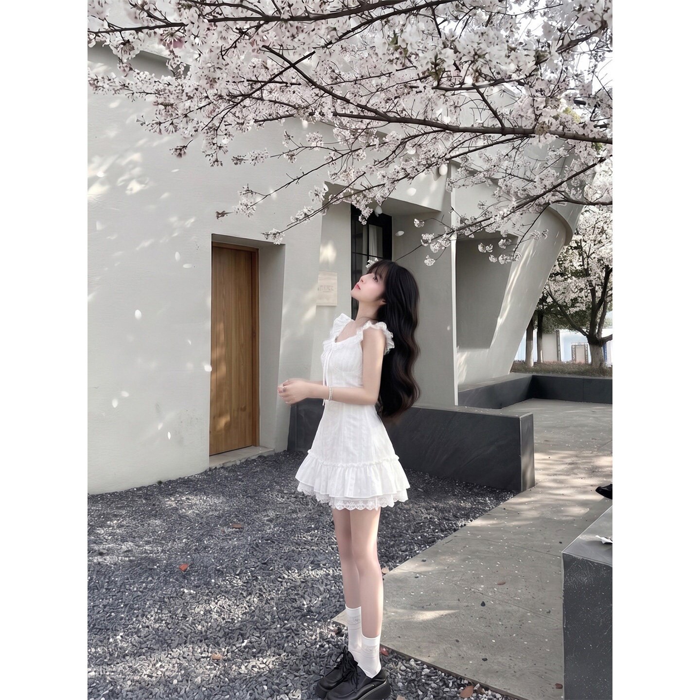 白色连衣裙小个子早春包臀裙初夏掐腰小白裙子穿搭度假风连衣裙