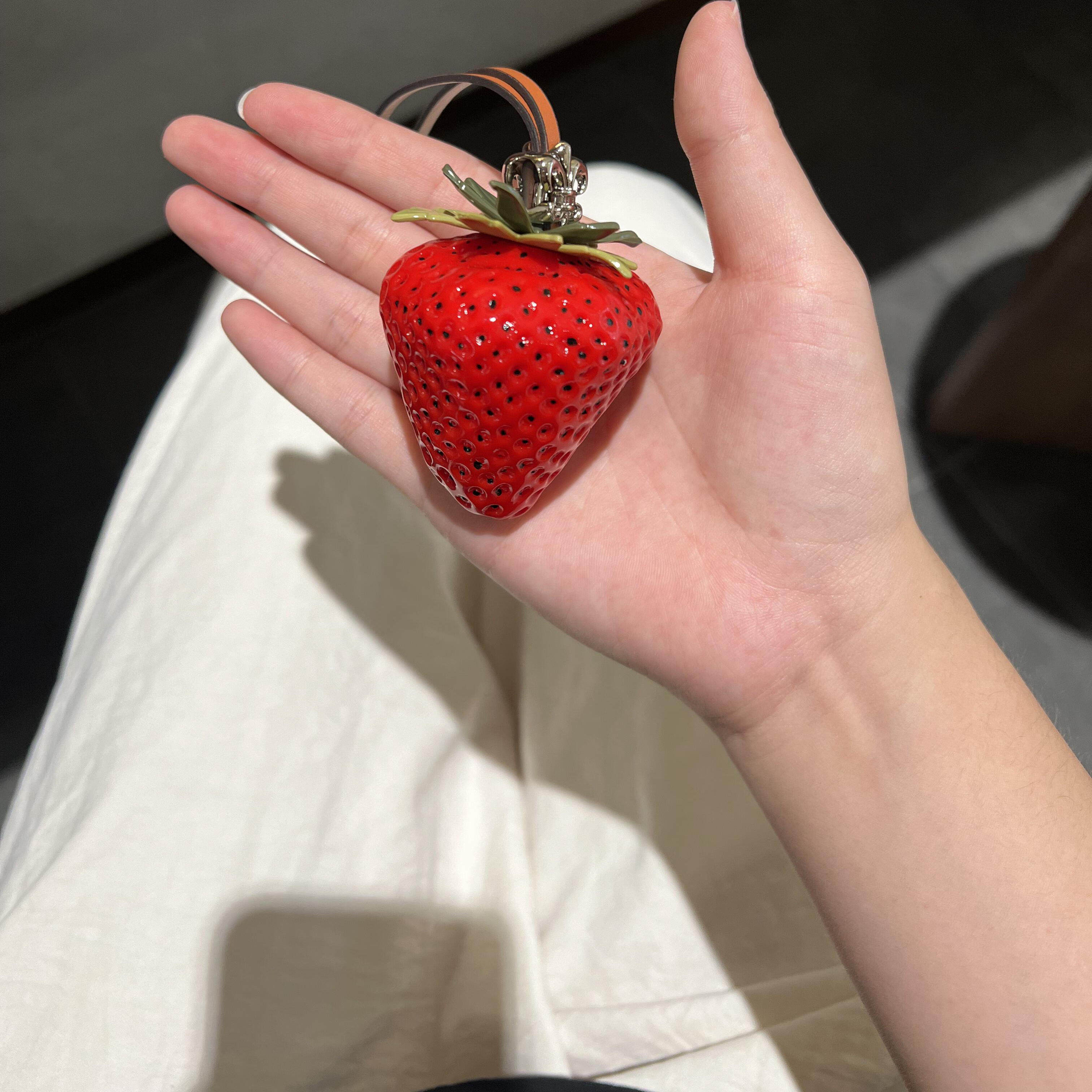 ’一颗大草莓‘包包挂饰树脂立体香甜汽车钥匙扣装饰情侣闺蜜礼物