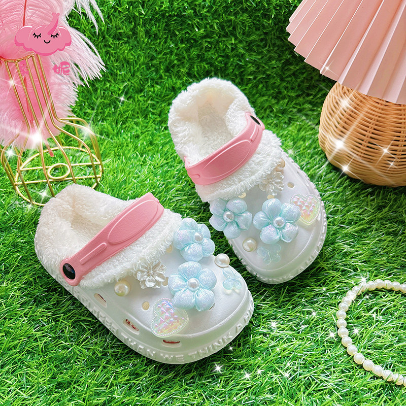 儿童洋气棉拖鞋软底2026冬季新款保暖防滑加绒室内外穿花朵洞洞鞋