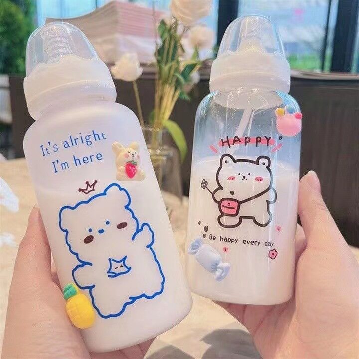 躺着喝奶瓶杯子大人女朋友成年人
