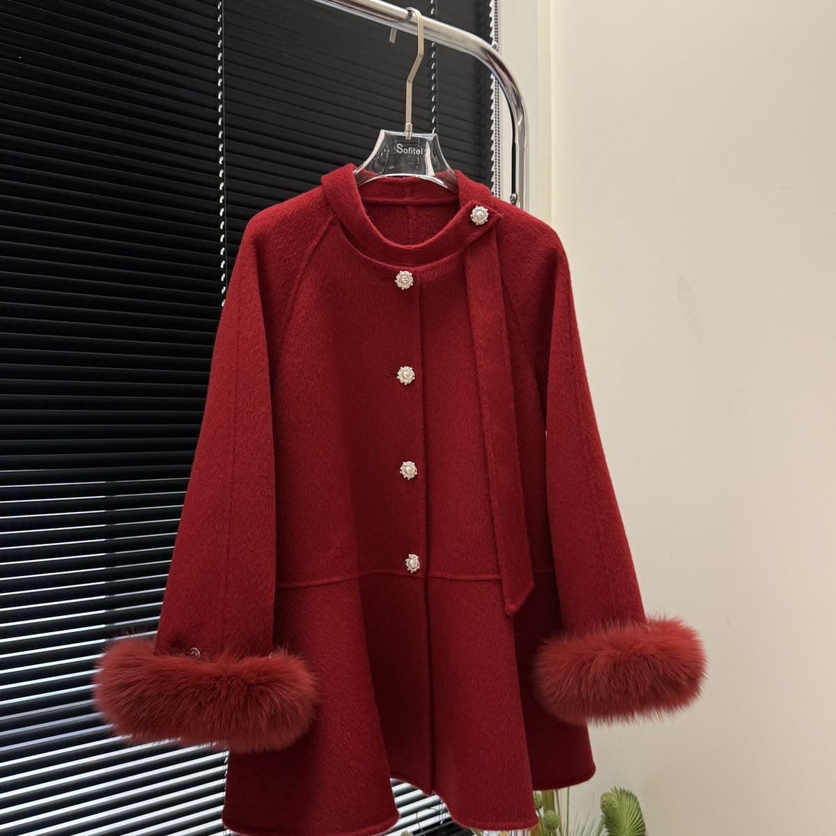 云朵中长款羊毛外套(配狐狸毛袖可拆卸)（含100绵羊毛）25226-1