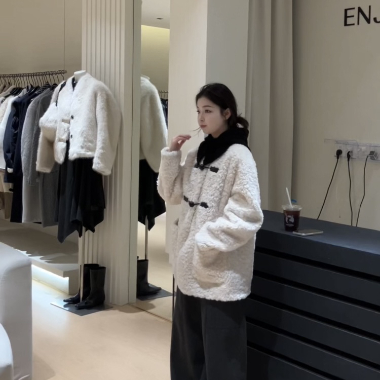 云朵别致一手长毛毛外套保暖显瘦短外套(配帽子)EP0093003