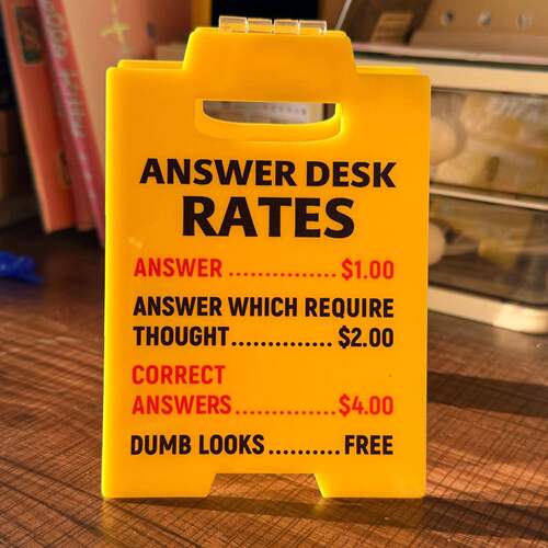 大尺寸ANSWER DESK RATES办公室警告名言小心过度刺激办公桌摆件