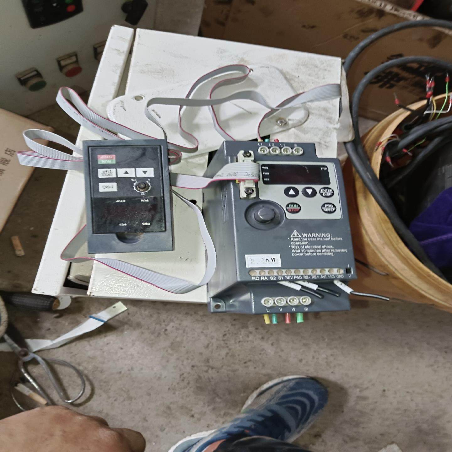 （设备配件）变频器NZ100-2.2KW-4，成色漂亮。两用机，220运