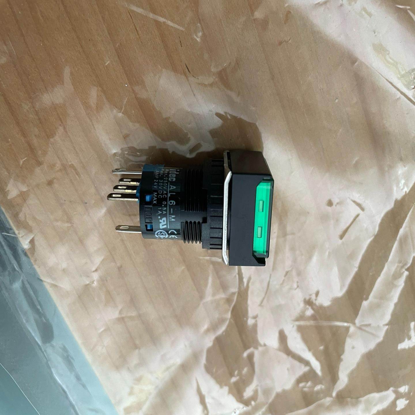 IDEC和泉AL6QM14GC，自复位5脚24V LED带灯