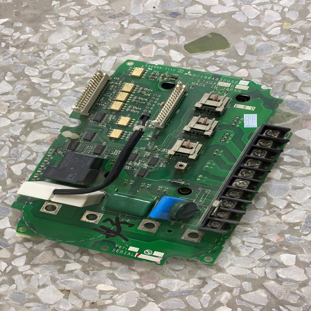 (议价)BC186A832G52 三菱变频器E74GA7.5B带