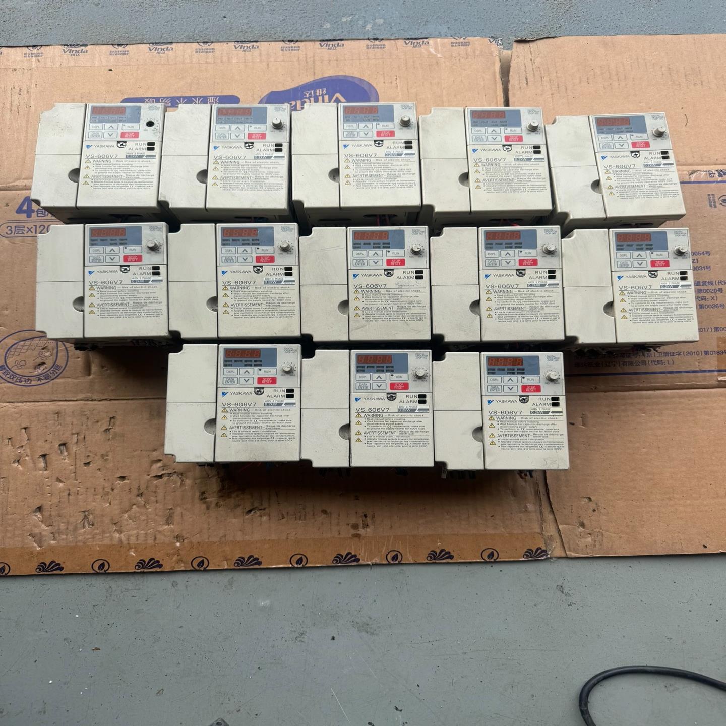 安川CIMR-V7AT40P2变频器，实物照片  议