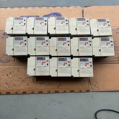 安川CIMR-V7AT40P2变频器，实物照片  议