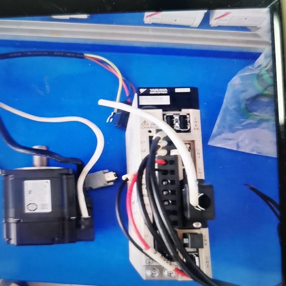 安川伺服电机SGMAV-02ADA61和驱动器SGDV-1R