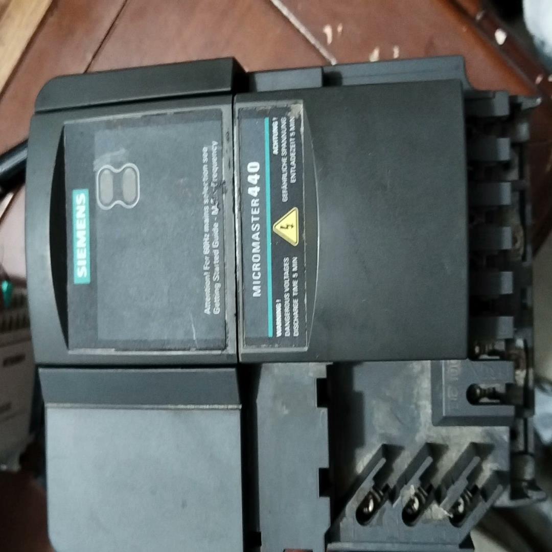 （设备配件）西门子变频器 6SE6440-2UC22-2BA1。