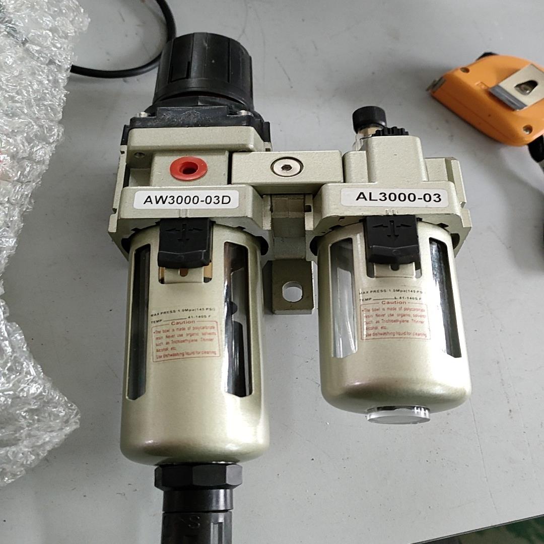 全新油水分离器，AW3000-03D，全新，配有压力表，40