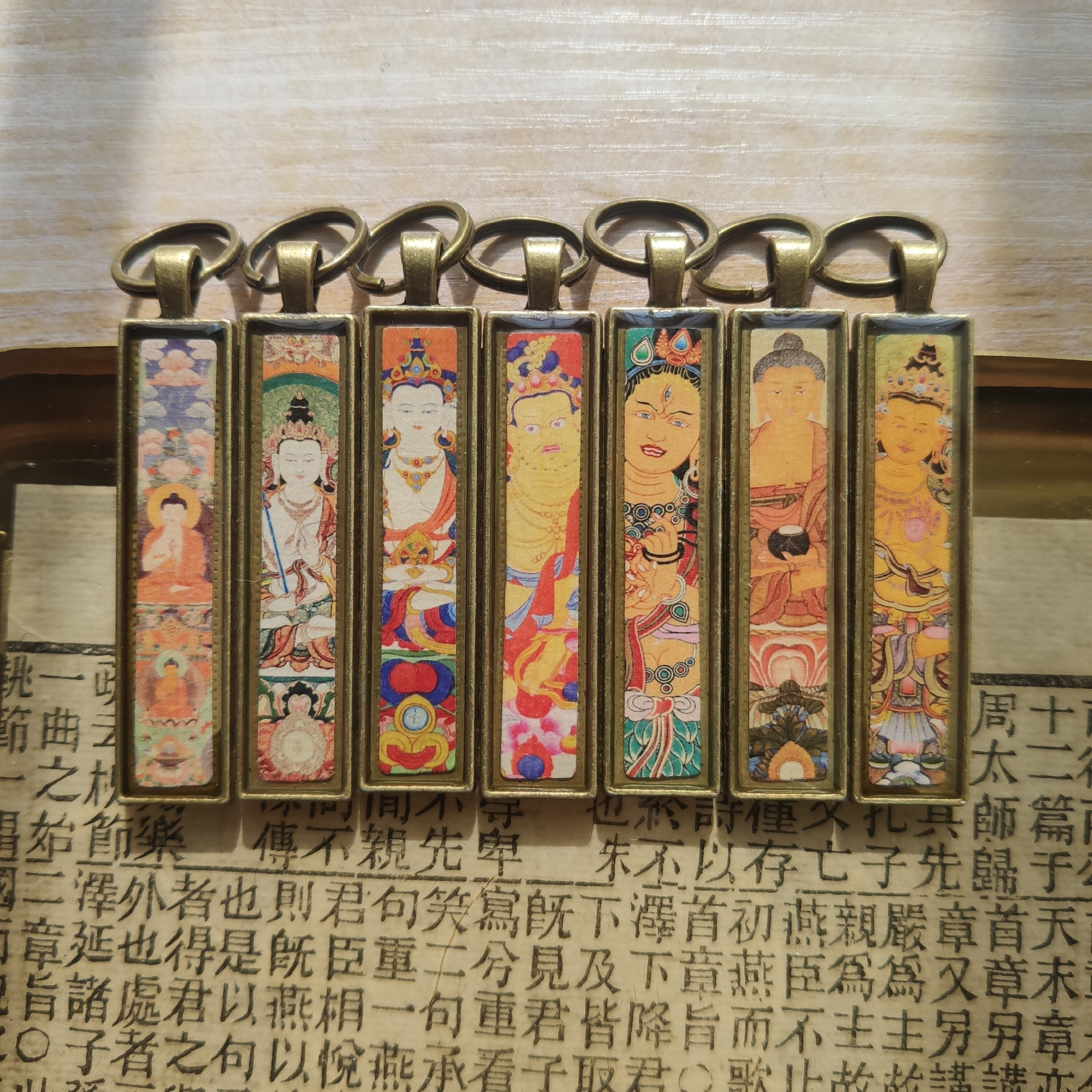 新品小唐卡钥匙扣吊坠复古 手工树脂滴胶吊坠礼物送礼毛衣链唐卡