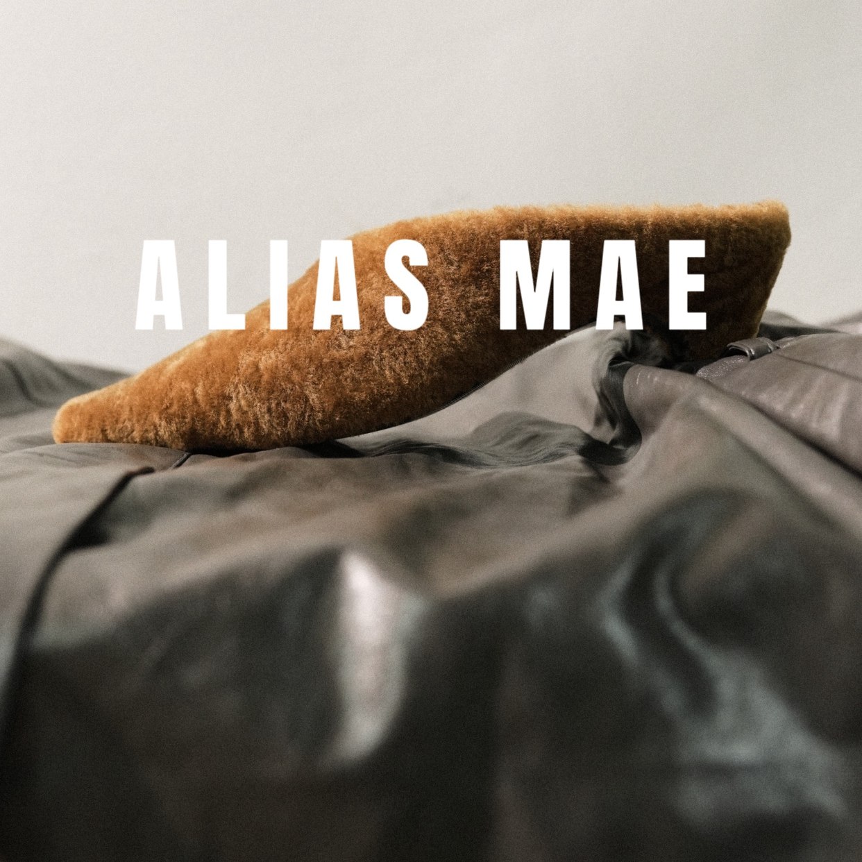 ALIASMAE羊羔毛尖头包头半拖鞋