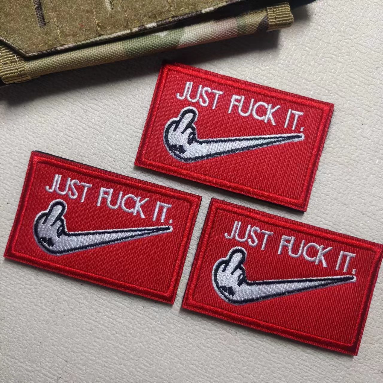 JUST FUCK IT魔术贴章臂章个性刺绣户外背包贴章创意徽章衣服布贴