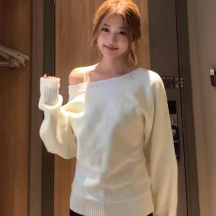 韩系高级感一字肩白色毛衣女秋冬宽松软糯外穿斜肩露肩针织衫上衣