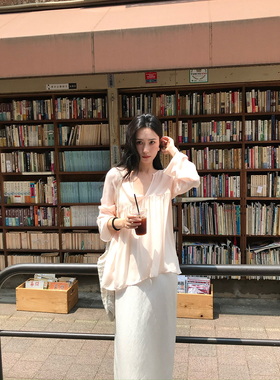 isaro uu 仙仙的杏粉色~轻盈飘逸人丝V领长袖衫+吊带两件套