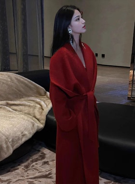 2024法式红色大翻领仿皮草外套女收腰系带显瘦赫本风大衣