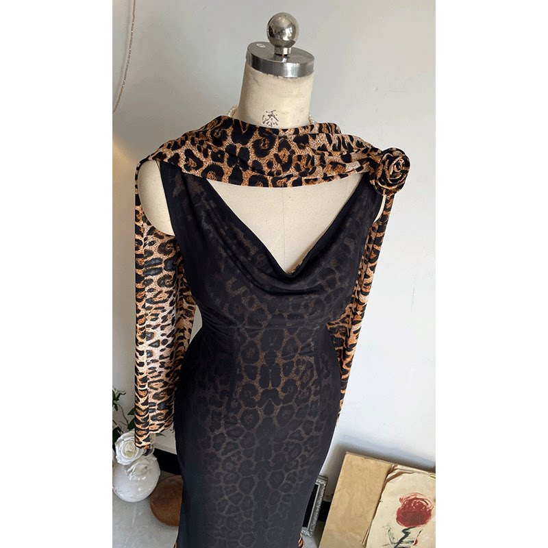 2026新款今年流行爆款冷淡系独特别致复古黑色豹纹收腰连衣裙子女