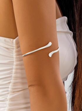 欧美跨境新款创意极简臂环 时尚潮流液态金属风开口可调节手镯女