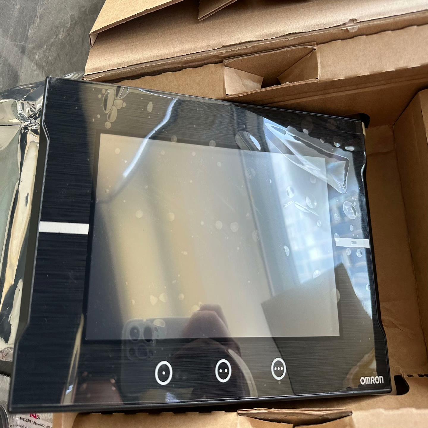 （设备配件）OMRON触摸屏NA5-9W001B-V1，等了6个多月才到