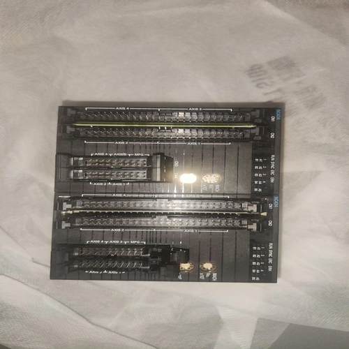 [德峰]CJ1W-NC434，实物图拍摄 成色不错 如图所示 已测试