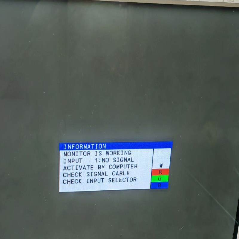 IBM CRT显示器 IBM P275 CRT显示器  通电