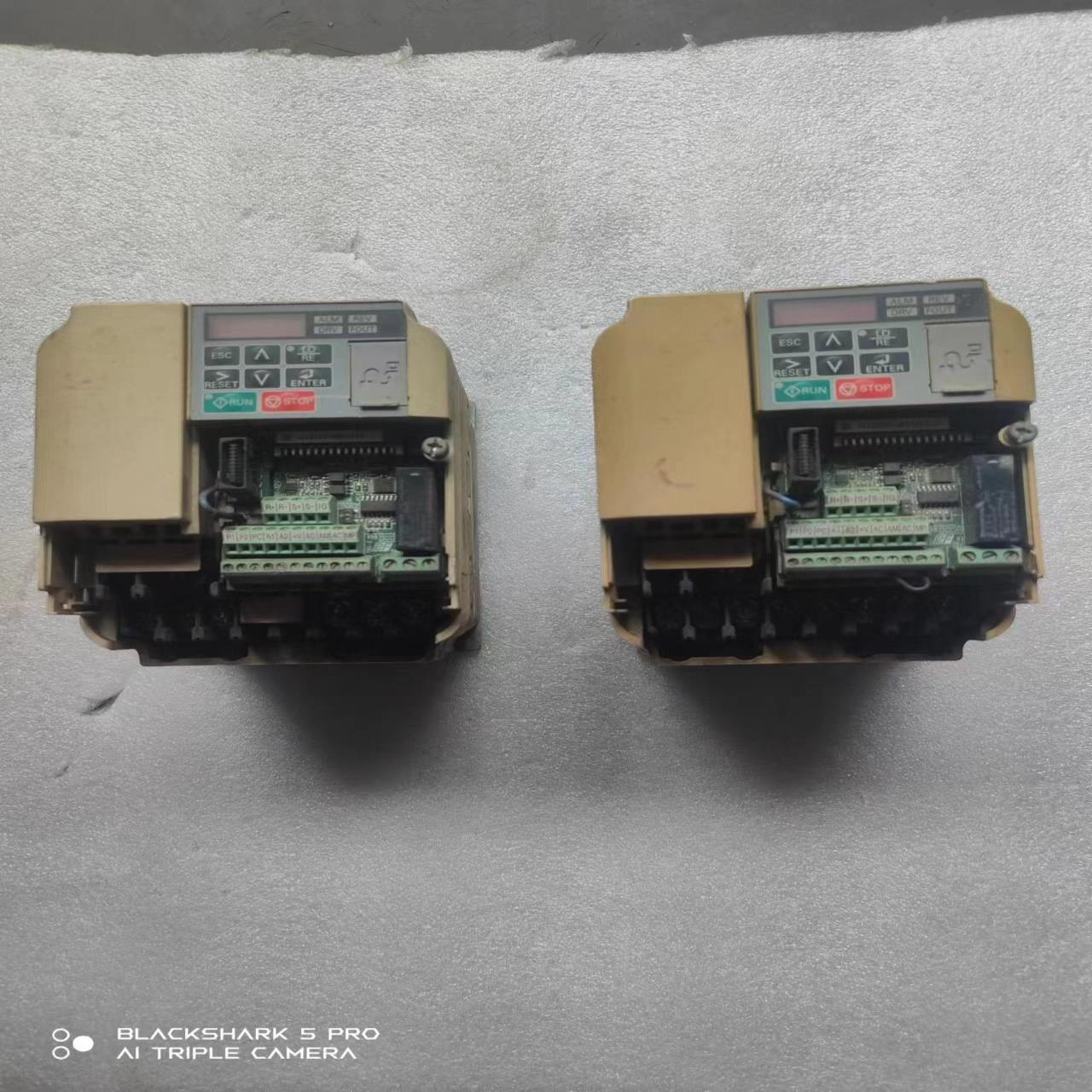 安川V1000变频器1.5KW两台