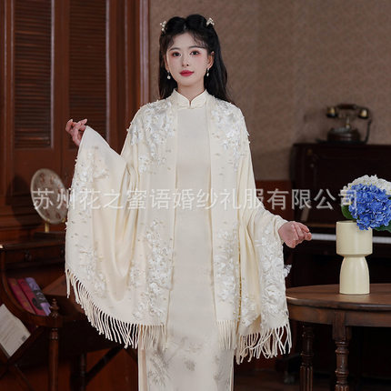 秋冬季披肩围巾新款搭配旗袍新中式白色刺绣花纹珍珠长款贵妇外搭