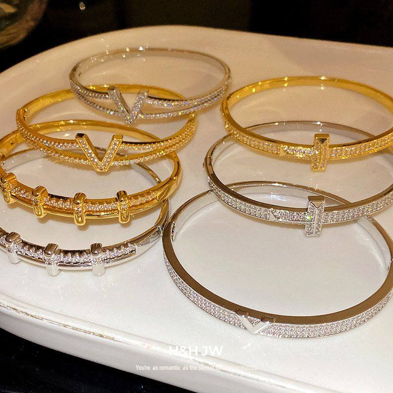 字母气质时尚真金高级感电镀手环几何手饰女批发手镯锆石18k轻奢