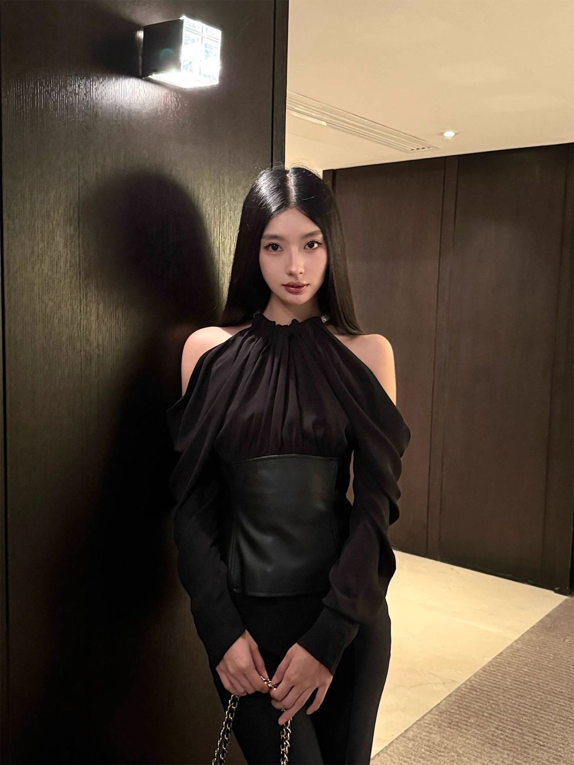 小众设计网纱拼接蛋白皮重工水钻挂脖漏肩女神上衣