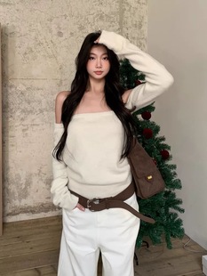 WITHMIN 白色毛衣女2025新款秋冬性感露肩软糯一字肩上衣女针织衫