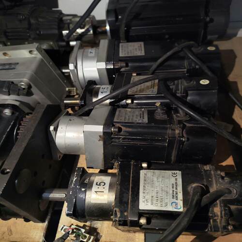 TSB07301C-2GT3-5电机还有2个，300W图片为